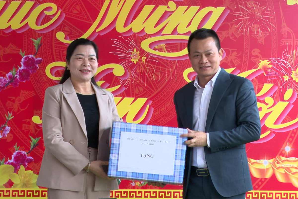 Trao thưởng cho khách hàng may mắn