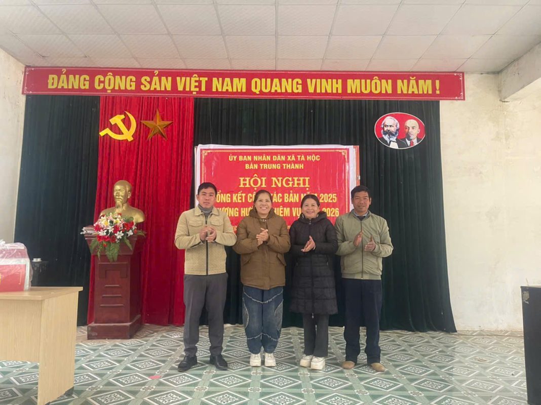 Năng Lượng Sạch Sơn La trao tặng trang thiết bị nhà văn hoá