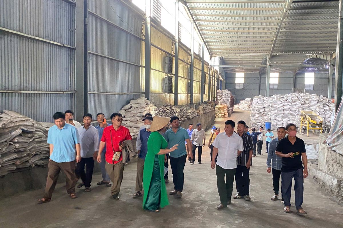 Đoàn Tà Hộc tham quan nhà máy