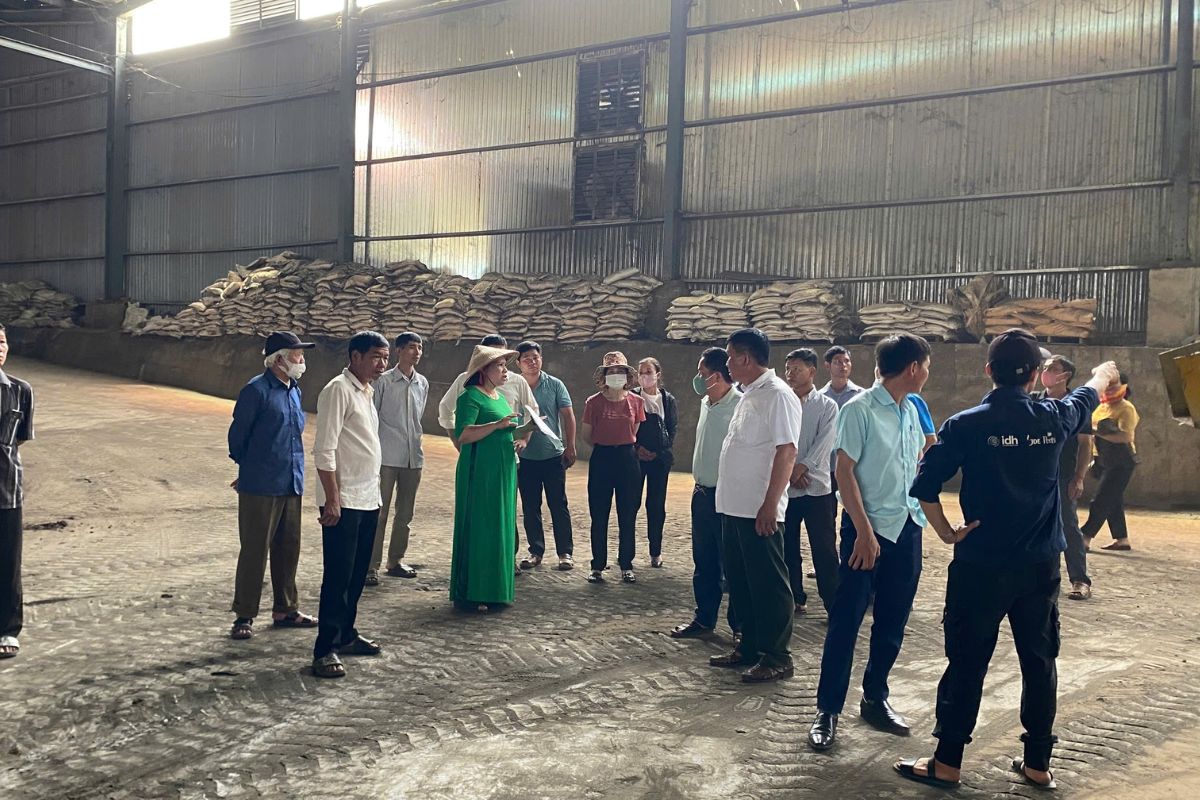 Đoàn Tà Hộc tham quan nhà máy