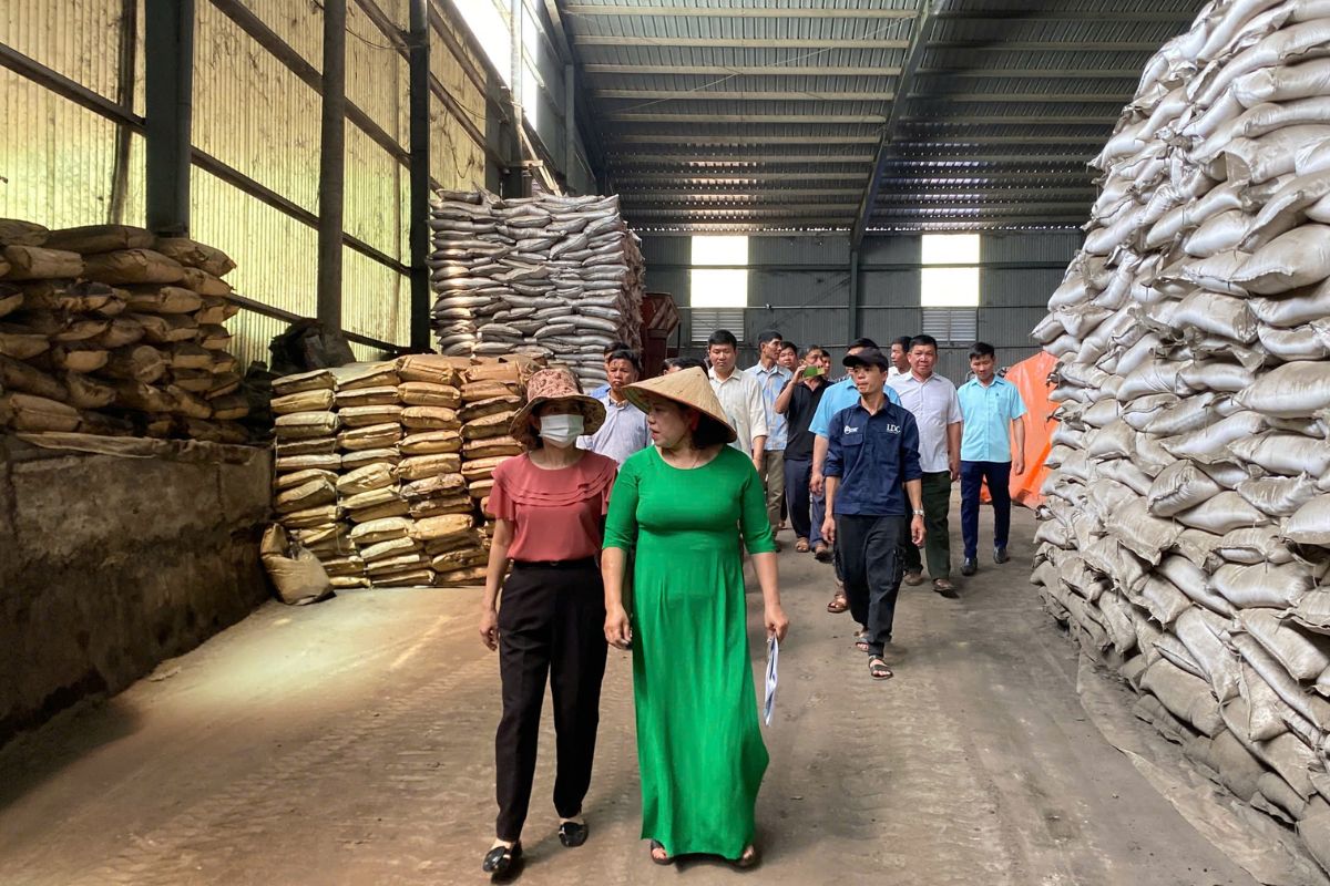 Đoàn Tà Hộc tham quan nhà máy