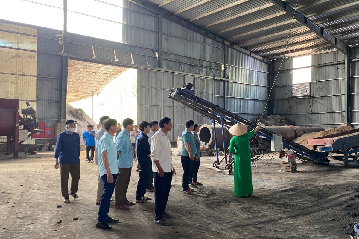 Đoàn Tà Hộc tham quan nhà máy