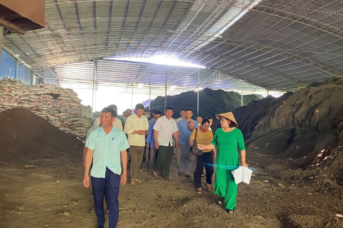 Đoàn Tà Hộc tham quan nhà máy