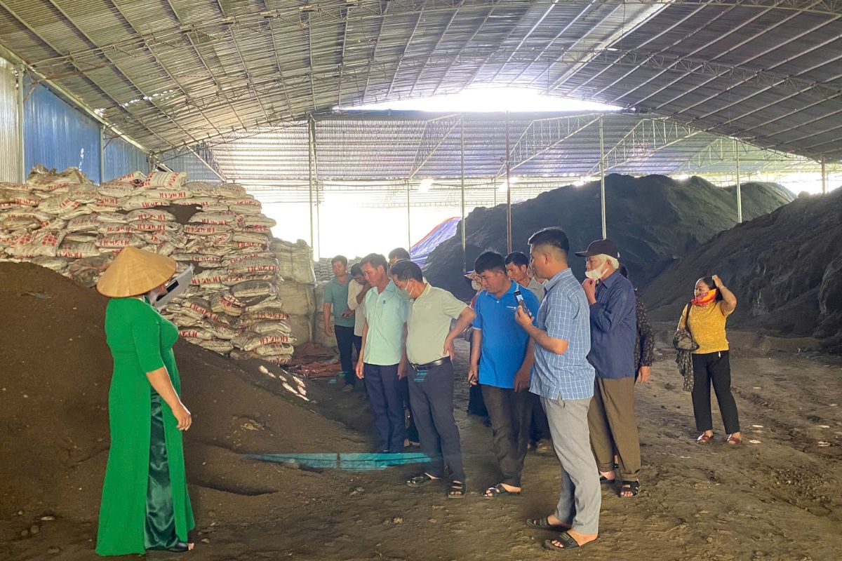 Đoàn Tà Hộc tham quan nhà máy