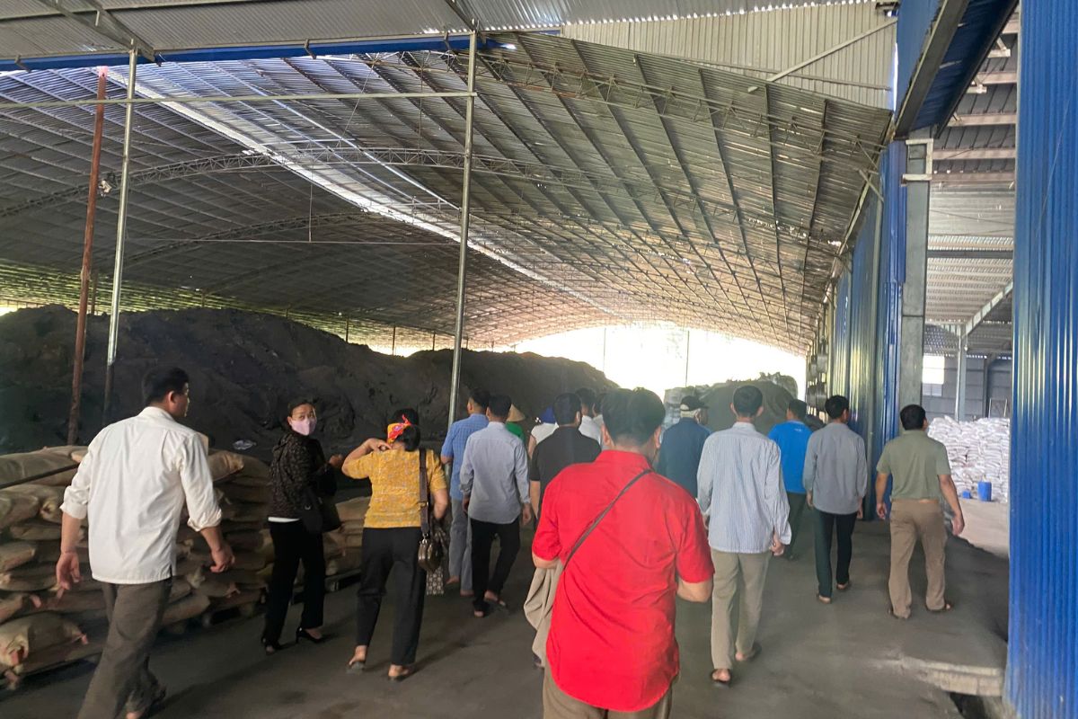 Đoàn Tà Hộc tham quan nhà máy