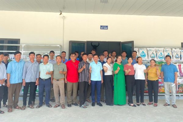 Đoàn xã Tà Hộc chụp ảnh lưu niệm tại sảnh chính.