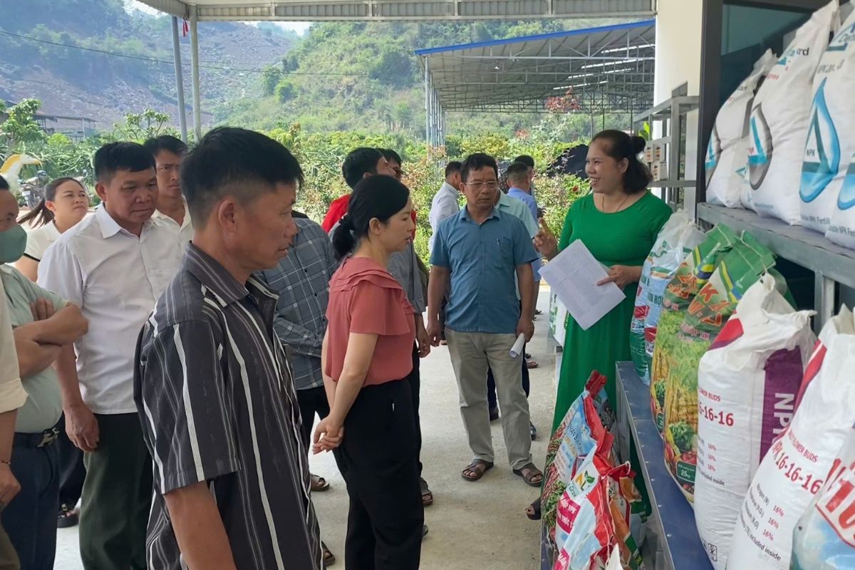 Bà con chăm chú nghe giới thiệu các sản phẩm của nls