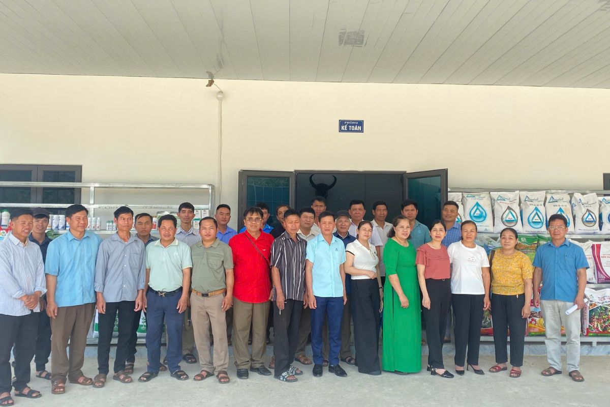 Đoàn xã Tà Hộc chụp ảnh lưu niệm tại sảnh chính.