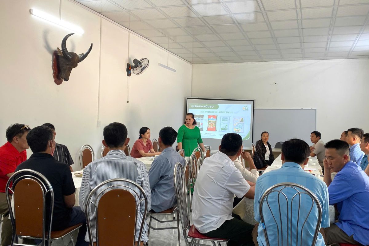 Bà con chăm chú nghe giới thiệu các sản phẩm của nls