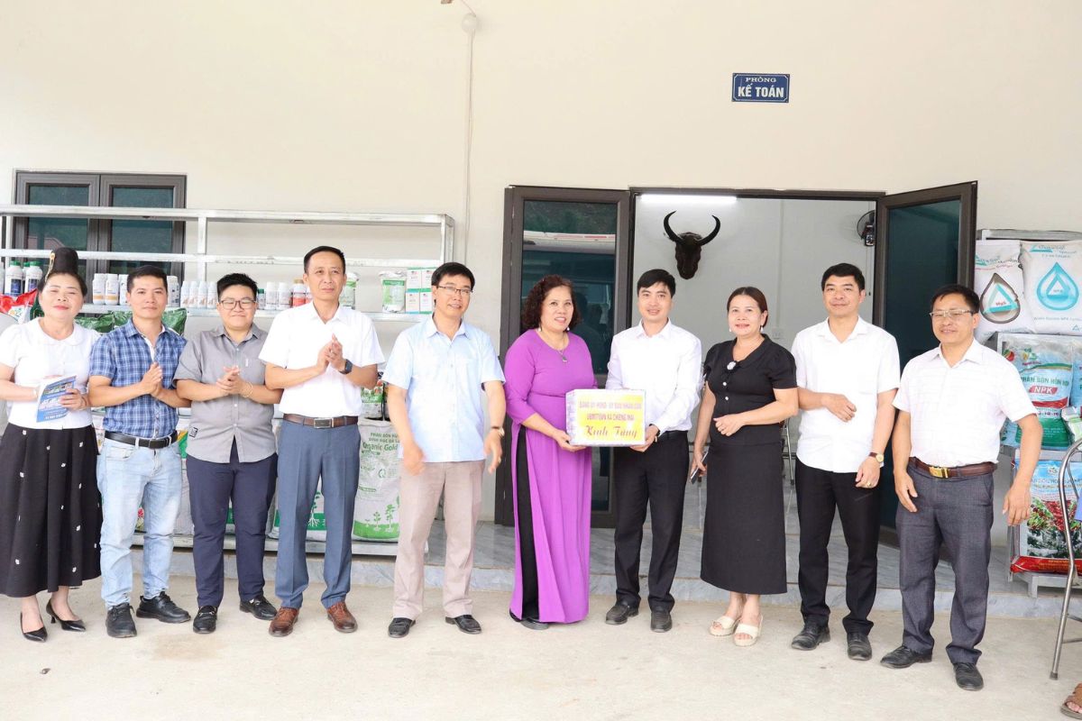ĐOÀN HỘI NÔNG DÂN XÃ CHIỀNG MAI THĂM QUAN NHÀ MÁY