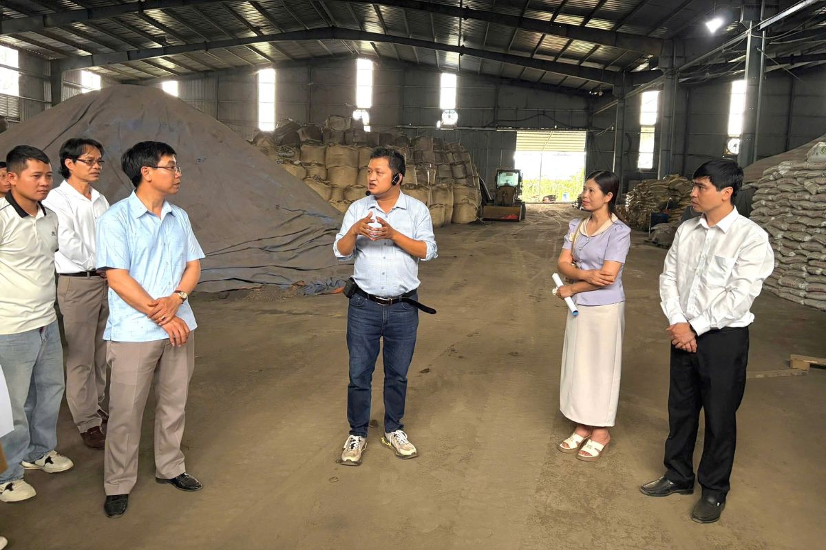ĐOÀN HỘI NÔNG DÂN XÃ CHIỀNG MAI THĂM QUAN NHÀ MÁY