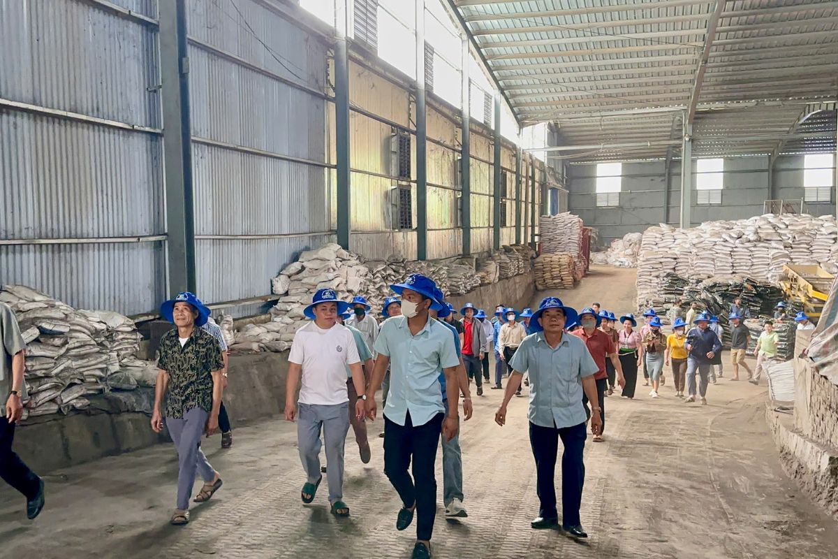 HỘI NÔNG DÂN XÃ CHIỀNG SƠ THAM QUAN NHÀ MÁY