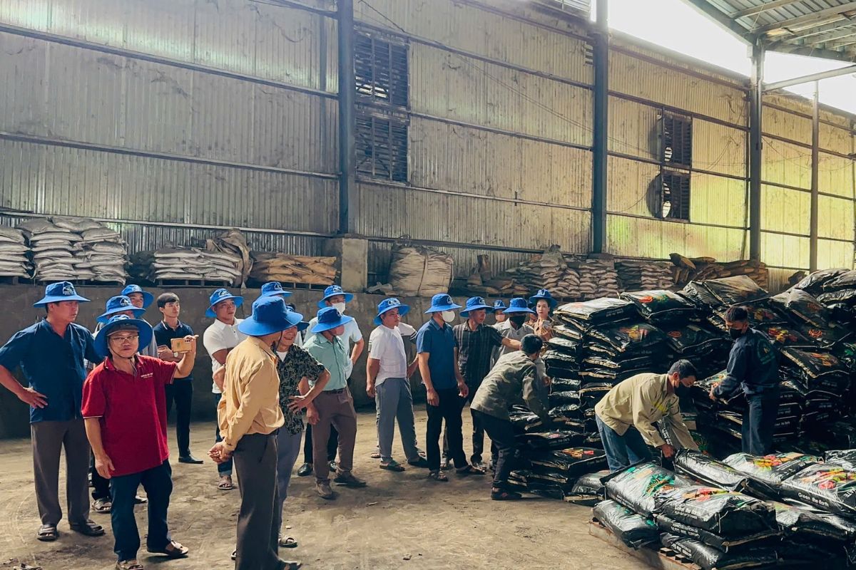 HỘI NÔNG DÂN XÃ CHIỀNG SƠ THAM QUAN NHÀ MÁY