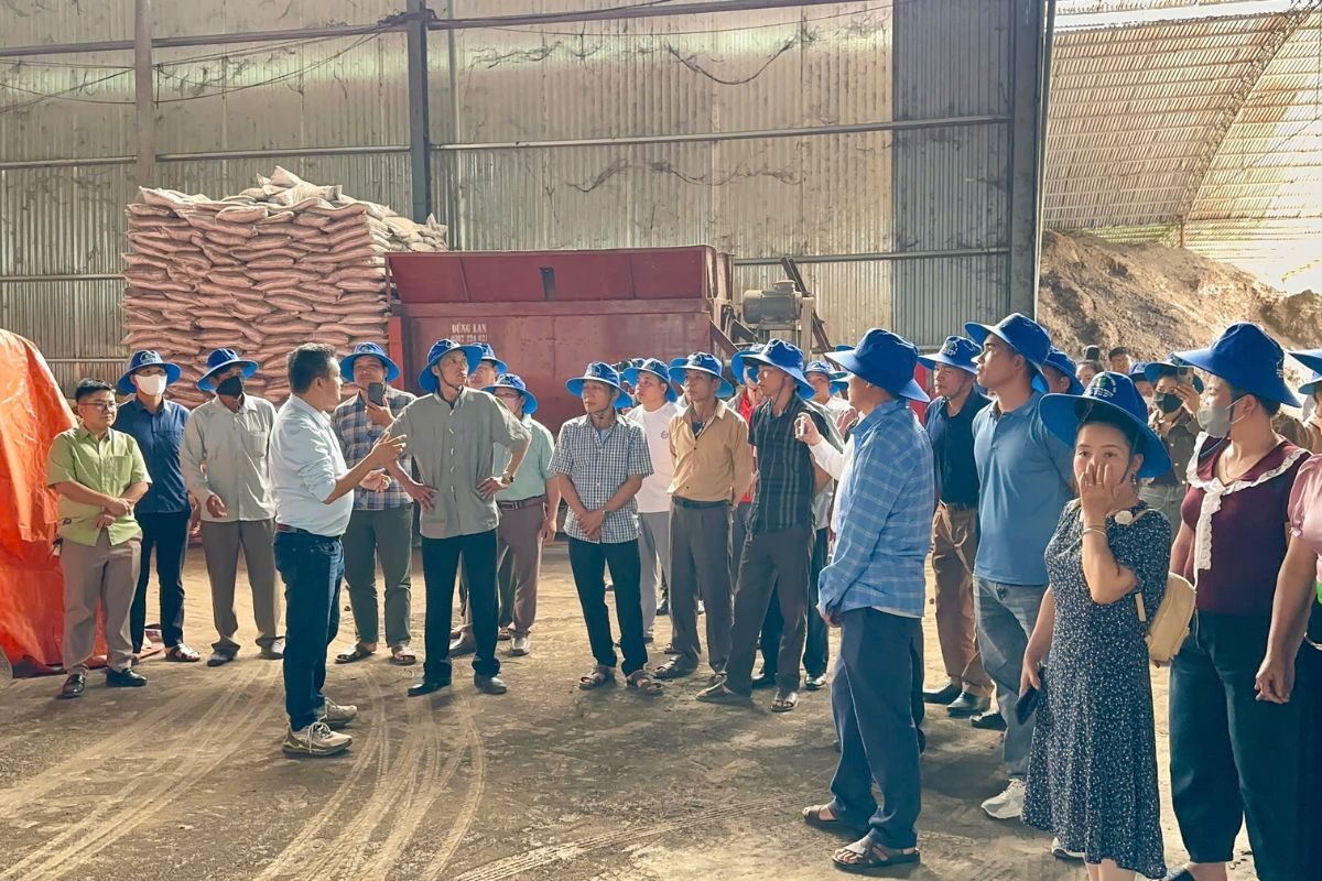 HỘI NÔNG DÂN XÃ CHIỀNG SƠ THAM QUAN NHÀ MÁY