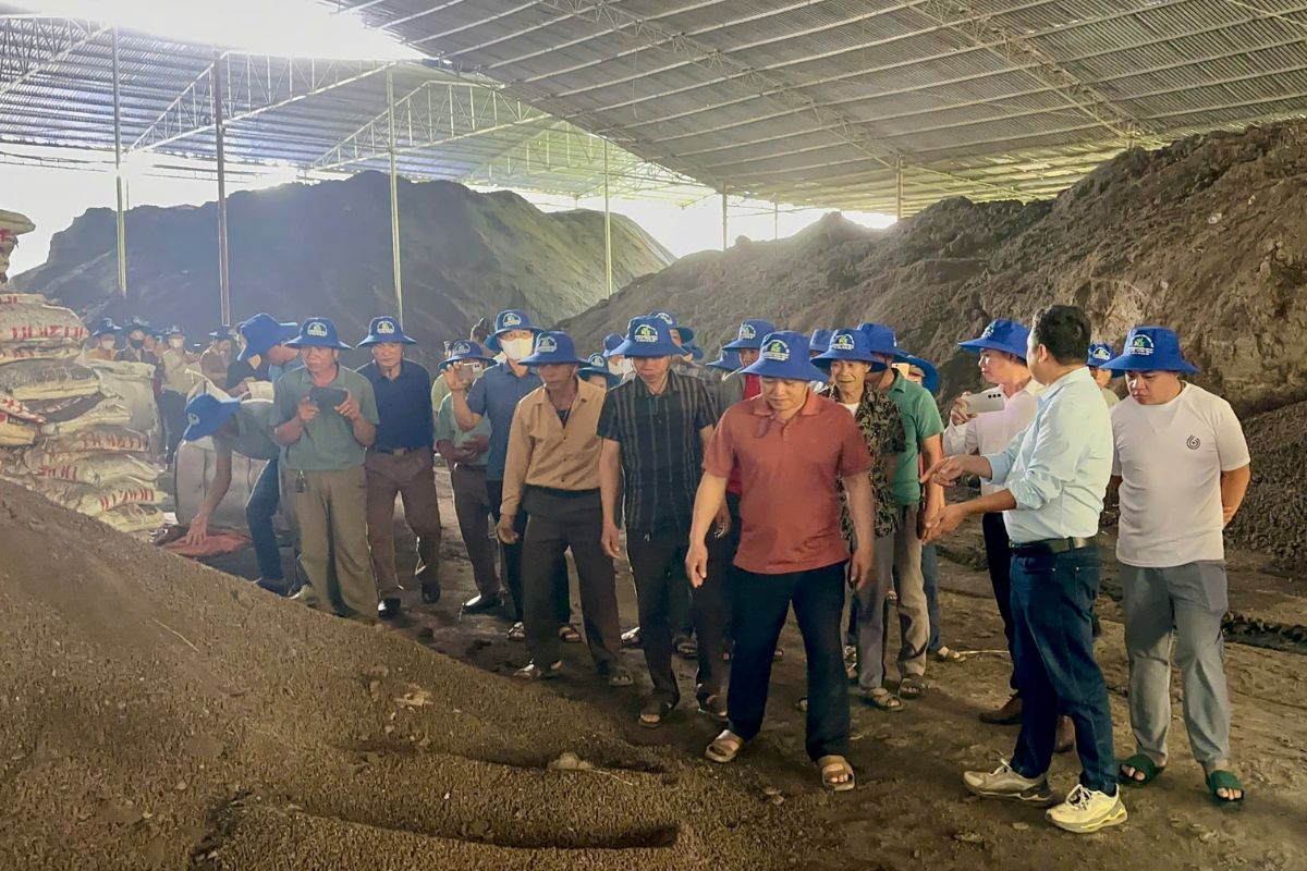HỘI NÔNG DÂN XÃ CHIỀNG SƠ THAM QUAN NHÀ MÁY