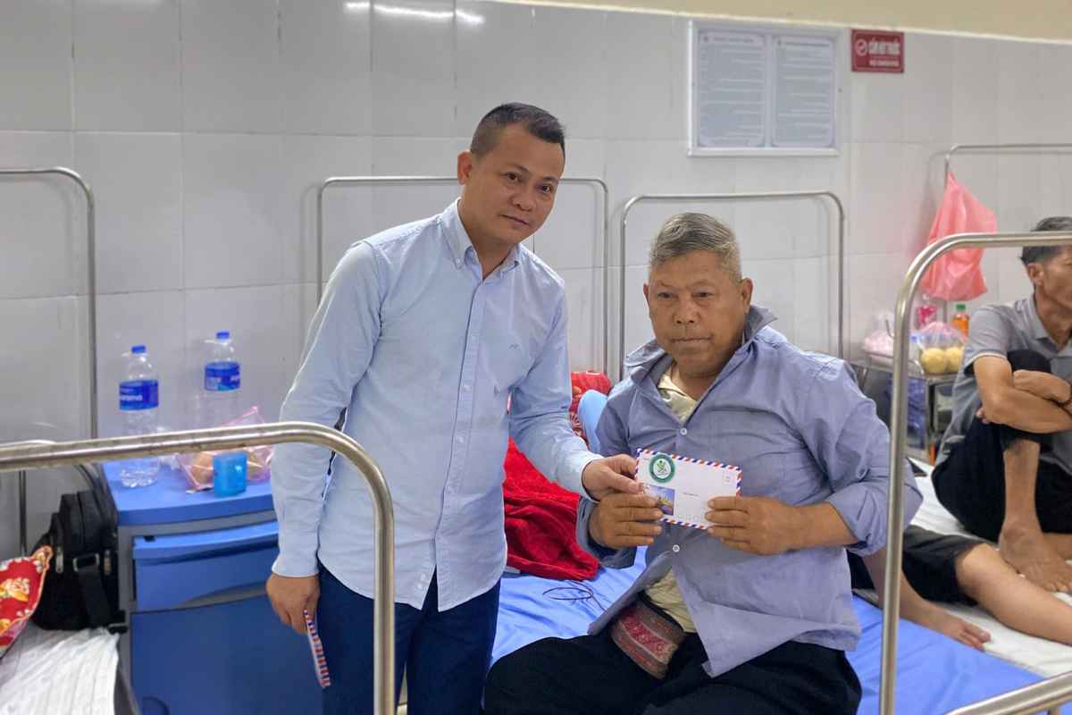 Trao quà và sữa cho bệnh nhân có hoàn cảnh khó khăn