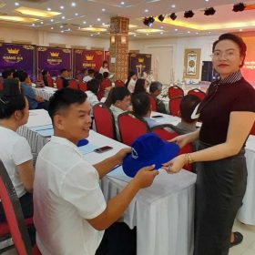 NLS Sơn La trao tặng mũ cho toàn bộ hội viên HTX tham gia tập huấn