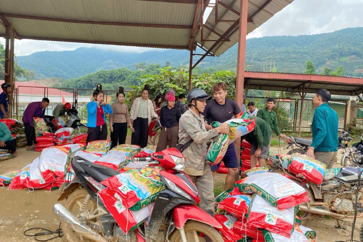 Bà con nhận phân