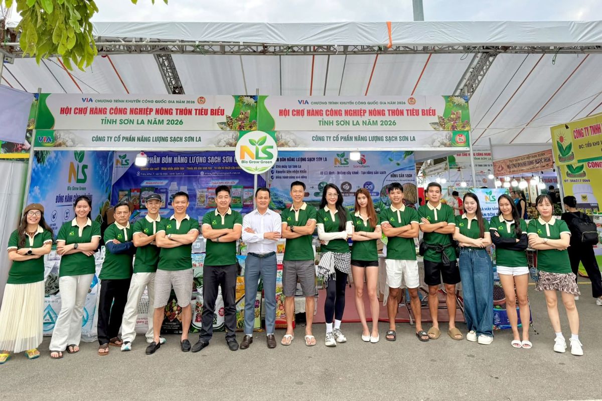 Gian hàng Phân bón Năng Lượng Sạch Sơn La thu hút khách tham quan
